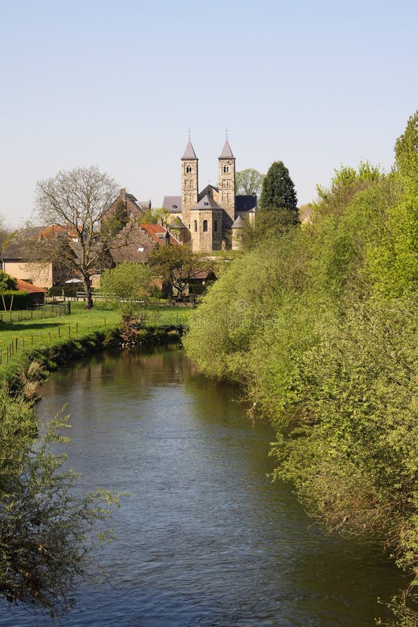 Weergeven over kleine rivierrur op basiliek van Sint Odilienberg dichtbij Roermond - Nederland stock afbeelding Weergeven over kleine rivierrur op basiliek van Sint Odilienberg dichtbij Roermond - Nederland stock afbeelding