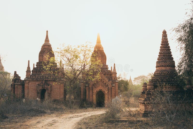 Weergeven over oude tempels van Bagan complex tijdens zonsopgang gouden uur in Myanmar royalty-vrije stock afbeeldingen Weergeven over oude tempels van Bagan complex tijdens zonsopgang gouden uur in Myanmar royalty-vrije stock afbeeldingen