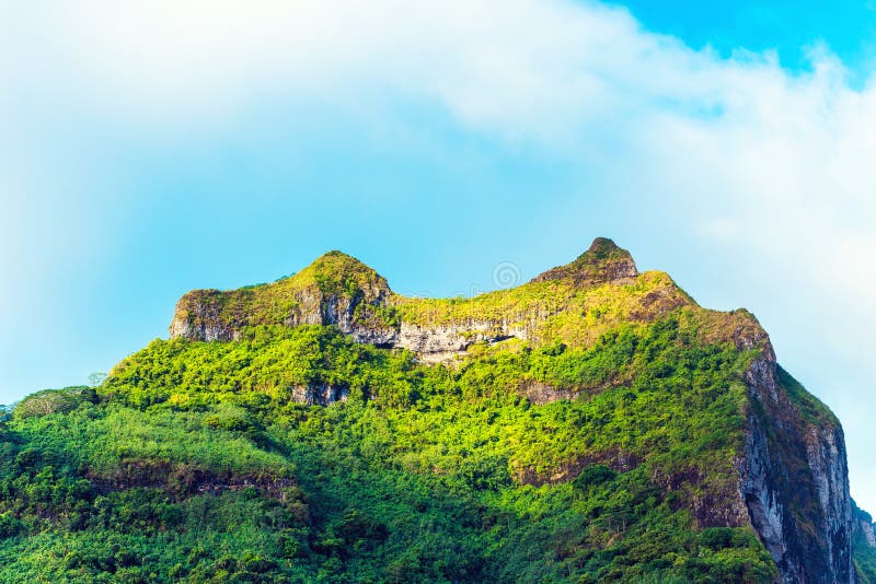 Weergeven van de berg tegen de hemel, Bora Bora, Franse Polynesia stock fotografie Weergeven van de berg tegen de hemel, Bora Bora, Franse Polynesia stock fotografie