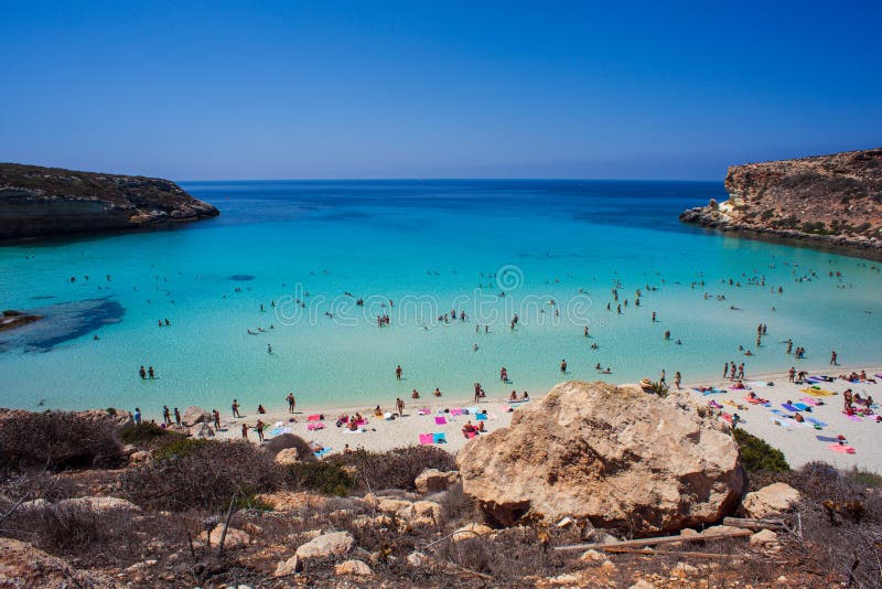 Weergeven van de beroemdste overzeese plaats van Lampedusa, Spiaggia-deiconigli stock foto Weergeven van de beroemdste overzeese plaats van Lampedusa, Spiaggia-deiconigli stock foto