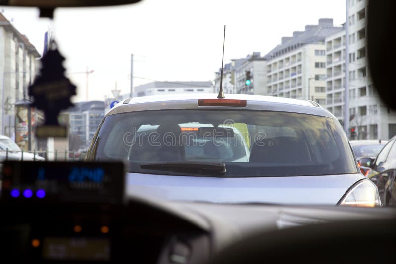 Weergeven van de binnenkant van de auto op de auto, die vooraan wordt gevestigd congestie royalty-vrije stock afbeeldingen Weergeven van de binnenkant van de auto op de auto, die vooraan wordt gevestigd congestie royalty-vrije stock afbeeldingen