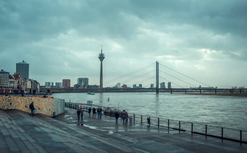 Weergeven van de dijk van Dusseldorf stock afbeeldingen Weergeven van de dijk van Dusseldorf stock afbeeldingen