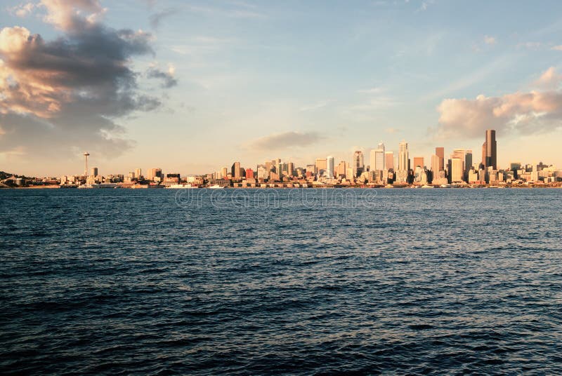Weergeven van de horizon van Seattle bij schemer van over Elliot Bay in West-Seattle stock afbeelding Weergeven van de horizon van Seattle bij schemer van over Elliot Bay in West-Seattle stock afbeelding