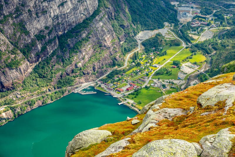 Weergeven van de Kjerag-sleep aan het Noorse die dorp van Lyseboth aan het eind van Lysefjord, Forsand-gemeente, Rogaland-provinc royalty-vrije stock foto Weergeven van de Kjerag-sleep aan het Noorse die dorp van Lyseboth aan het eind van Lysefjord, Forsand-gemeente, Rogaland-provinc royalty-vrije stock foto