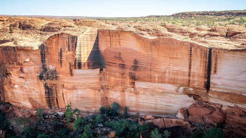 Weergeven van de reusachtige klippenmuren van Koningencanion in NT-binnenland Australië
