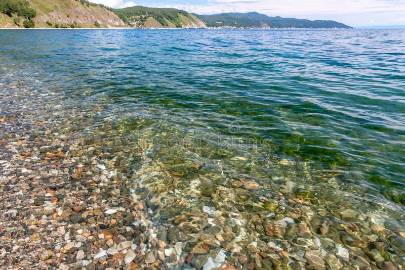 Weergeven van de rotsachtige kust met duidelijk transparant water dichtbij de kust van Meer Baikal royalty-vrije stock foto's Weergeven van de rotsachtige kust met duidelijk transparant water dichtbij de kust van Meer Baikal royalty-vrije stock foto's