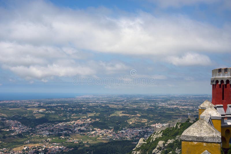 Weergeven van de vallei, de stad en de hemel met wolken van het observatiedek van het Pena-Paleis royalty-vrije stock foto Weergeven van de vallei, de stad en de hemel met wolken van het observatiedek van het Pena-Paleis royalty-vrije stock foto