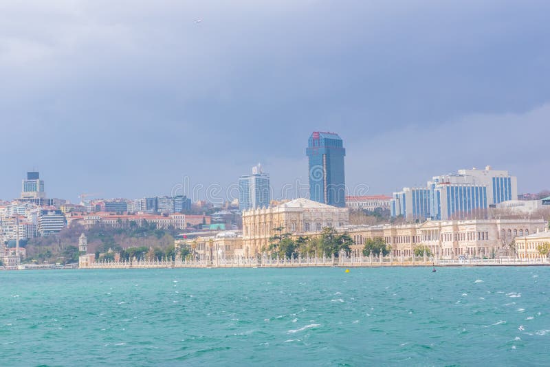 Weergeven van Dolmabahce-Paleis en Besiktas-district royalty-vrije stock foto Weergeven van Dolmabahce-Paleis en Besiktas-district royalty-vrije stock foto