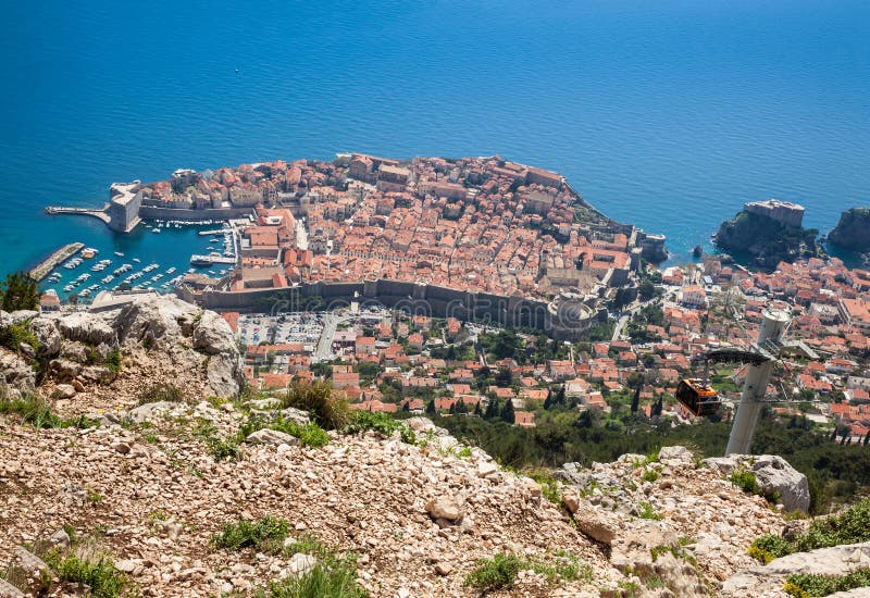 Weergeven van Dubrovnik-stad en kabelwagen die uit Onderstel Srd wordt genomen royalty-vrije stock fotografie Weergeven van Dubrovnik-stad en kabelwagen die uit Onderstel Srd wordt genomen royalty-vrije stock fotografie