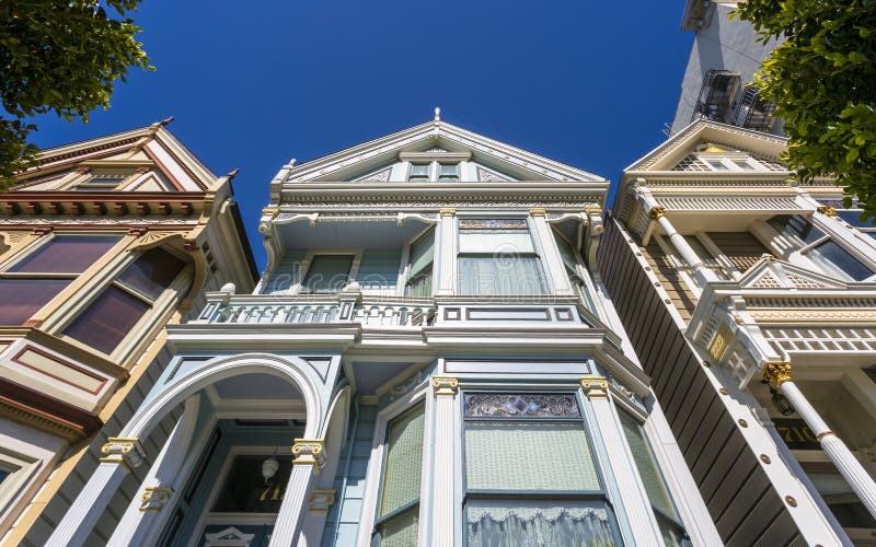 Weergeven van Geschilderde Dames, Victoriaanse blokhuizen, Alamo Vierkant, San Francisco, Californië, de Verenigde Staten van Ame stock afbeeldingen Weergeven van Geschilderde Dames, Victoriaanse blokhuizen, Alamo Vierkant, San Francisco, Californië, de Verenigde Staten van Ame stock afbeeldingen