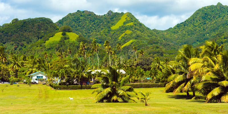 Weergeven van het berglandschap, Rarotonga, Aitutaki, Cook Islands Exemplaarruimte voor tekst stock fotografie Weergeven van het berglandschap, Rarotonga, Aitutaki, Cook Islands Exemplaarruimte voor tekst stock fotografie