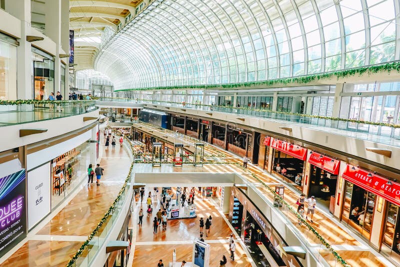 Weergeven van het binnenland van de Winkels in Marina Bay Sands Mall Marina Bay Sands is één van grootste de luxewinkelcomplexxen royalty-vrije stock foto Weergeven van het binnenland van de Winkels in Marina Bay Sands Mall Marina Bay Sands is één van grootste de luxewinkelcomplexxen royalty-vrije stock foto