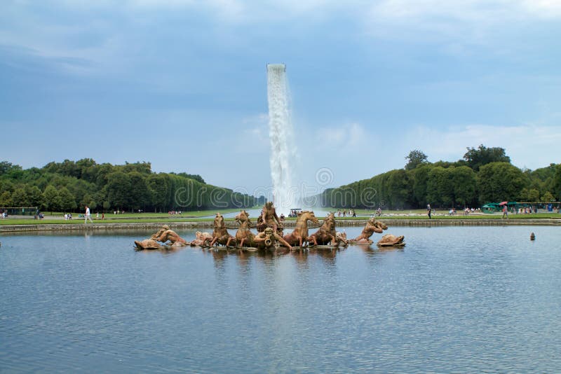 Weergeven van het grote kanaal met artistieke installatie, een waterval van de hemel in het paleis van Versailles stock foto's Weergeven van het grote kanaal met artistieke installatie, een waterval van de hemel in het paleis van Versailles stock foto's