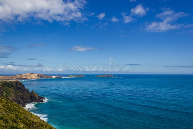 Weergeven van Kaap Maria van Diamen en Te Werahi Beach door Kaap Reinga, het Noordeneiland van Nieuw Zeeland stock foto's Weergeven van Kaap Maria van Diamen en Te Werahi Beach door Kaap Reinga, het Noordeneiland van Nieuw Zeeland stock foto's
