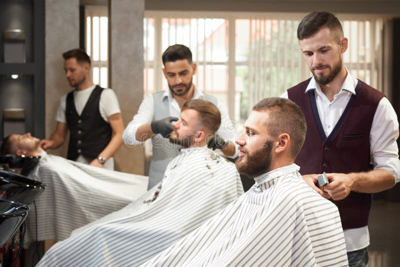 Weergeven van kant van proces om haar in herenkapper te stileren stock fotografie Weergeven van kant van proces om haar in herenkapper te stileren stock fotografie