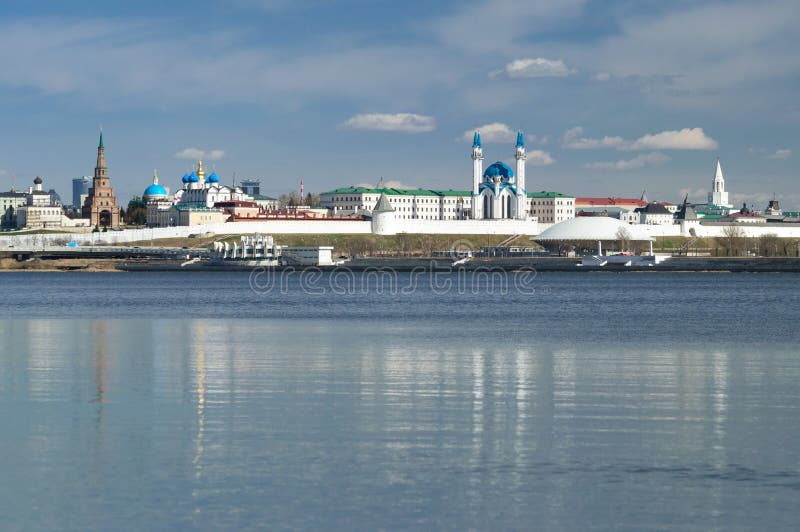 Weergeven van Kazan het Kremlin van Kazanka-rivier, Republiek Tatarstan royalty-vrije stock afbeeldingen Weergeven van Kazan het Kremlin van Kazanka-rivier, Republiek Tatarstan royalty-vrije stock afbeeldingen