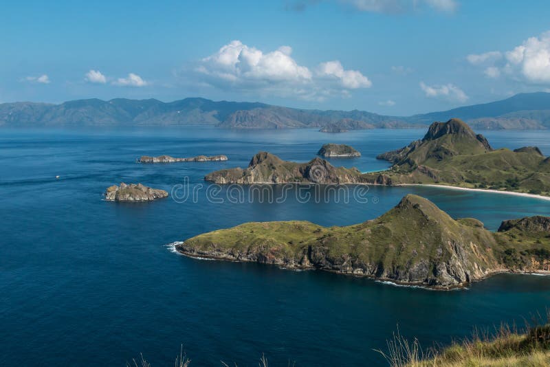 Weergeven van Padar-Eiland en omringende oceaan in het Nationale Park van Komodo, Indonesië - een populaire toeristenbestemming royalty-vrije stock foto Weergeven van Padar-Eiland en omringende oceaan in het Nationale Park van Komodo, Indonesië - een populaire toeristenbestemming royalty-vrije stock foto