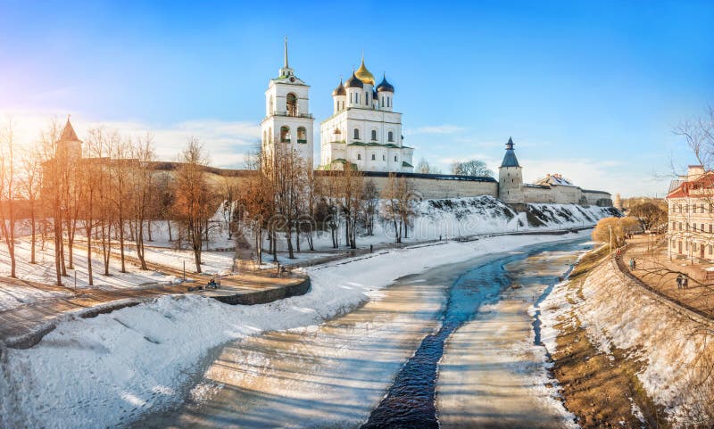Weergeven van Pskov het Kremlin van de Pskova-Rivier stock fotografie Weergeven van Pskov het Kremlin van de Pskova-Rivier stock fotografie