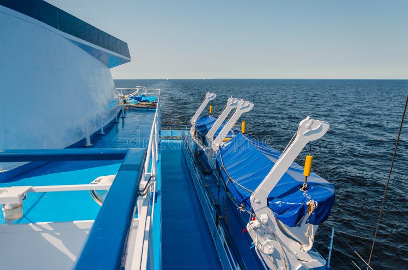 Weergeven van reddingsboten aan boord van schip Het verzekeren van de veiligheid van overzeese reis op een cruise stock fotografie Weergeven van reddingsboten aan boord van schip Het verzekeren van de veiligheid van overzeese reis op een cruise stock fotografie