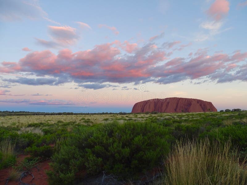 Weergeven van Uluru van het zonsondergang het bekijken gebied stock fotografie Weergeven van Uluru van het zonsondergang het bekijken gebied stock fotografie
