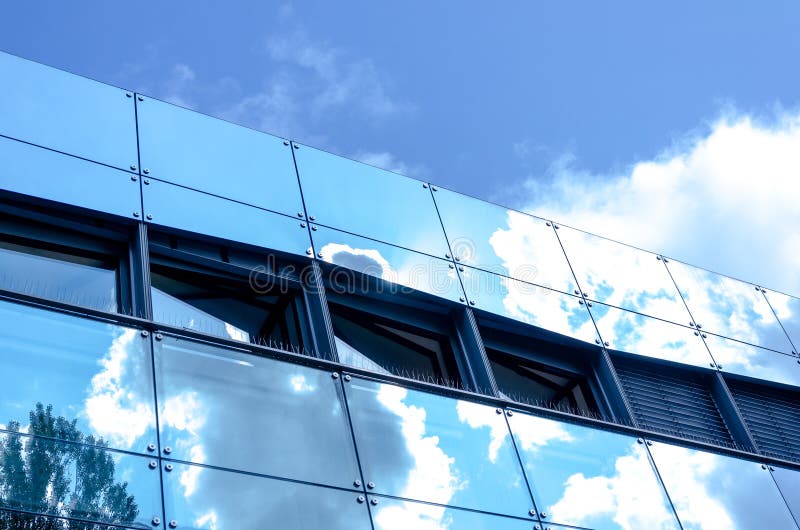 Weerspiegelde voorgevel met wolken royalty-vrije stock fotografie Weerspiegelde voorgevel met wolken royalty-vrije stock fotografie