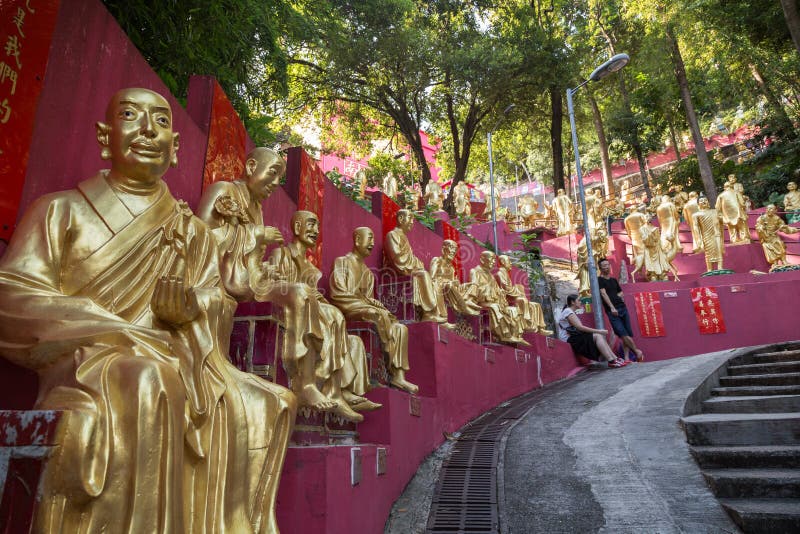 Weg aan het Klooster van Tienduizendtalbuddhas in Hong Kong royalty-vrije stock foto Weg aan het Klooster van Tienduizendtalbuddhas in Hong Kong royalty-vrije stock foto