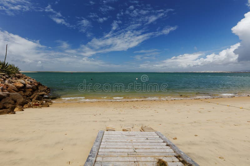 Weg aan het strand op Culatra-Eiland in Ria Formosa, Portugal royalty-vrije stock foto Weg aan het strand op Culatra-Eiland in Ria Formosa, Portugal royalty-vrije stock foto