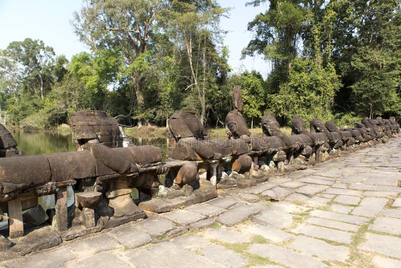 Weg aan tempel, hout en rivier, ruïnes van standbeelden, 12de eeuw, Kambodja royalty-vrije stock foto's Weg aan tempel, hout en rivier, ruïnes van standbeelden, 12de eeuw, Kambodja royalty-vrije stock foto's