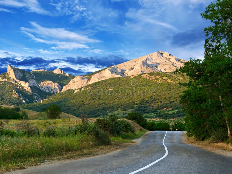 Weg, bergen en blauwe lucht stock fotografie