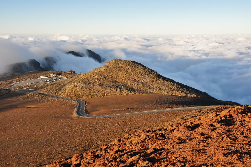 Weg bij het Nationale Park van Haleakala, Maui (de V.S.) stock foto's Weg bij het Nationale Park van Haleakala, Maui (de V.S.) stock foto's