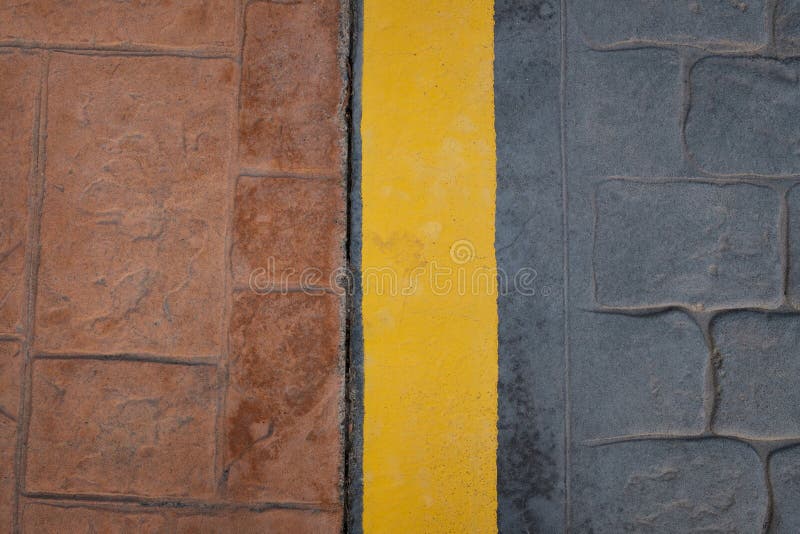 Weg, de gele lijn van de stoepgrens op vloer - abstracte achtergrond stock fotografie Weg, de gele lijn van de stoepgrens op vloer - abstracte achtergrond stock fotografie