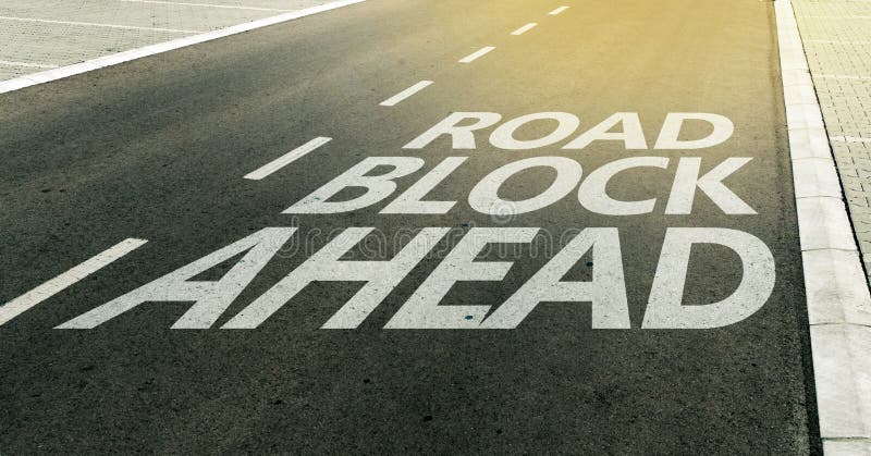 Weg der Mitteilung der Straßensperre voran auf der Autobahn stockfotografie Weg der Mitteilung der Straßensperre voran auf der Autobahn stockfotografie