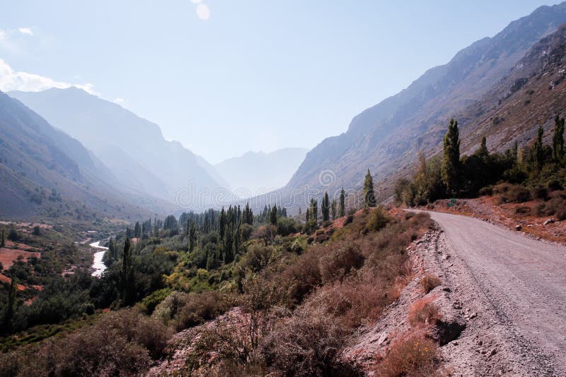 Weg dichtbij bergen en rivieren in de Andes, Santiago, Chili stock foto Weg dichtbij bergen en rivieren in de Andes, Santiago, Chili stock foto
