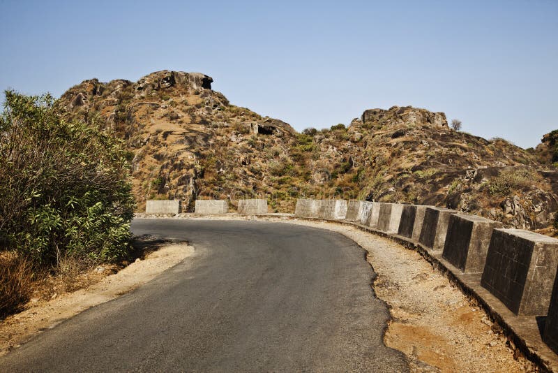 Weg die door een bergketen, Guru Shikhar, Arbuda Moun overgaan stock afbeeldingen Weg die door een bergketen, Guru Shikhar, Arbuda Moun overgaan stock afbeeldingen