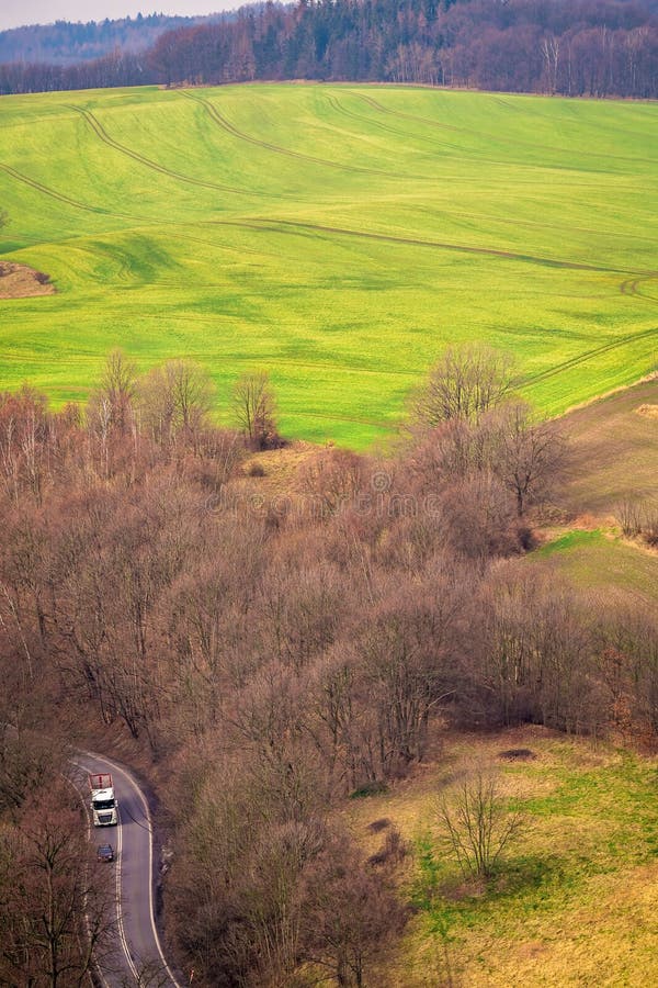 Weg door het landelijke landschap van Lager Silesië royalty-vrije stock afbeeldingen Weg door het landelijke landschap van Lager Silesië royalty-vrije stock afbeeldingen
