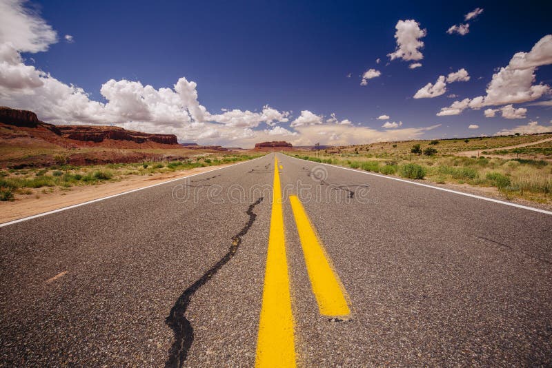 Weg 163, een eindeloze weg, Agathla-Piek, Arizona, de V.S. royalty-vrije stock afbeeldingen Weg 163, een eindeloze weg, Agathla-Piek, Arizona, de V.S. royalty-vrije stock afbeeldingen