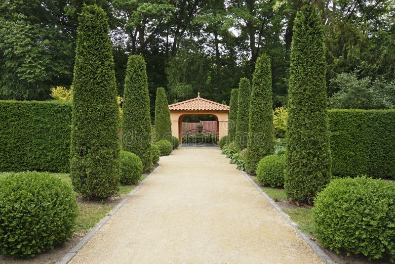 Weg im italienischen formalen Garten stockbilder Weg im italienischen formalen Garten stockbilder