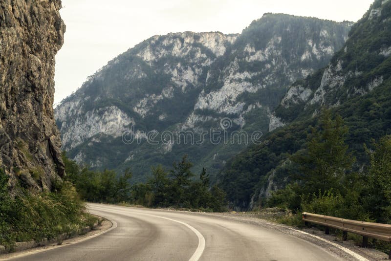 Weg langs Piva-riviercanion in noordelijke Montenegro royalty-vrije stock foto Weg langs Piva-riviercanion in noordelijke Montenegro royalty-vrije stock foto