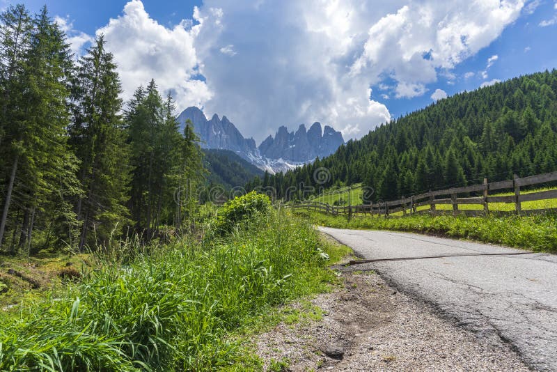 Weg met een mooie mening Santa Maddalena-dorp, Dolomiet, Val di Funes, Italië stock afbeelding Weg met een mooie mening Santa Maddalena-dorp, Dolomiet, Val di Funes, Italië stock afbeelding