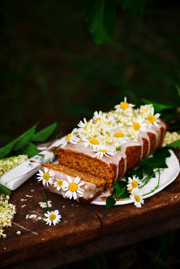 Weganinu elderflower cytryny dżdży miodowy tort obraz stock Weganinu elderflower cytryny dżdży miodowy tort obraz stock