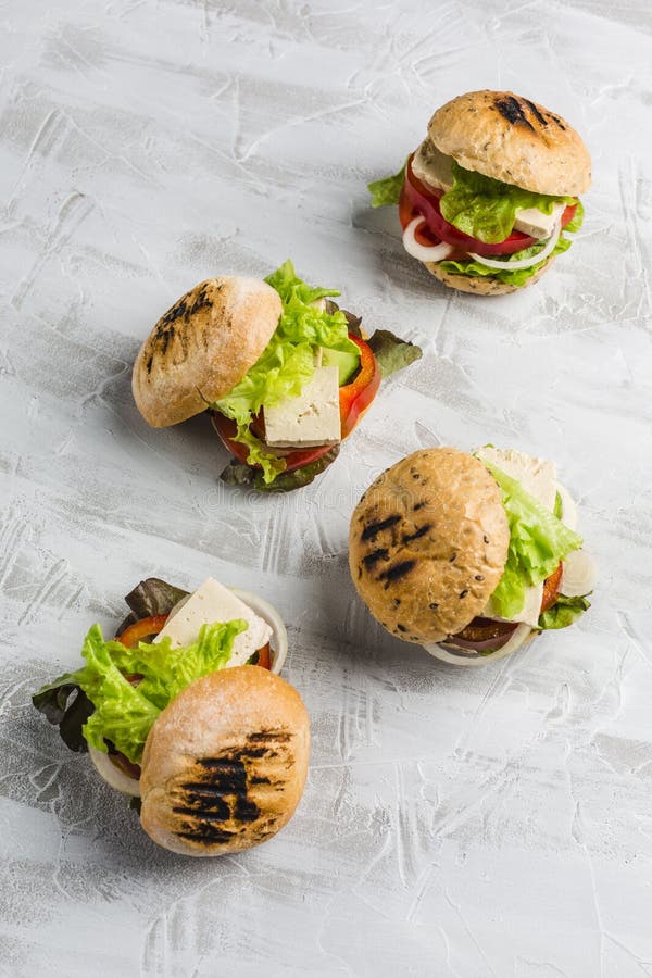 Weganinu hamburger z tofu pieczarkami i serem zdjęcia stock Weganinu hamburger z tofu pieczarkami i serem zdjęcia stock