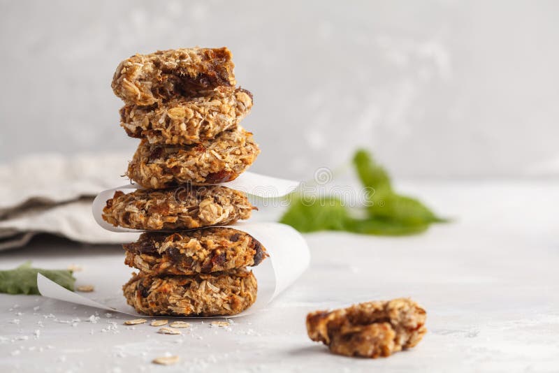Weganinu oatmeal ciastka z datami i bananem zdrowy weganin obrazy royalty free Weganinu oatmeal ciastka z datami i bananem zdrowy weganin obrazy royalty free