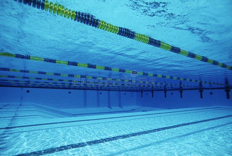 Wege im Swimmingpool lizenzfreie stockbilder Wege im Swimmingpool lizenzfreie stockbilder