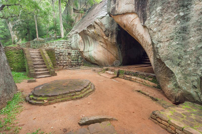 Wegen en treden in bergen aan de oude stad Sigiriya in tropisch bos, Sri Lanka De Plaats van de Erfenis van de Wereld van Unesco stock afbeeldingen Wegen en treden in bergen aan de oude stad Sigiriya in tropisch bos, Sri Lanka De Plaats van de Erfenis van de Wereld van Unesco stock afbeeldingen