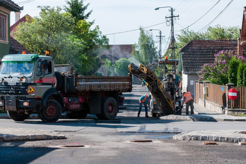 Wegenbouwarbeiders die de straat schoonmaken stock afbeeldingen Wegenbouwarbeiders die de straat schoonmaken stock afbeeldingen