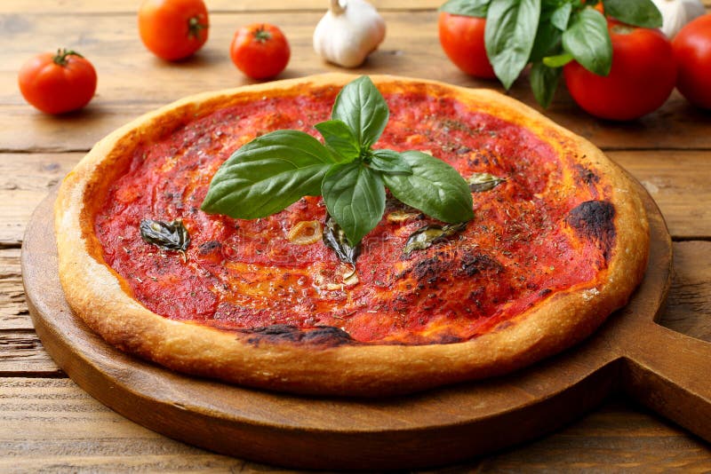 close up vegetarian pizza marinara with onion on chopping board. close up vegetarian pizza marinara with onion on chopping board