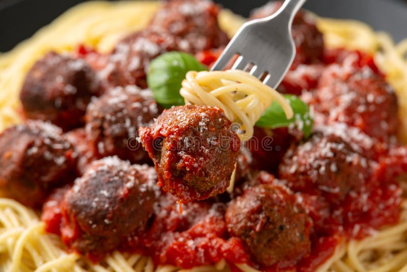Wegetariańskie spaghetti z mięsem bez mięsa wegańskiego w bogatych sosach pomidorowych tarty ser i liście bazylii