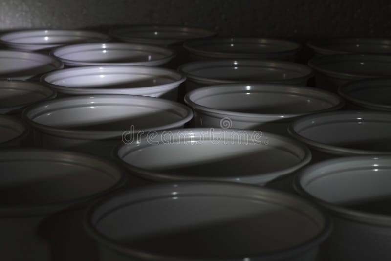 Wegwerfplastikschalen sind auf dem Tisch stockfotografie Wegwerfplastikschalen sind auf dem Tisch stockfotografie