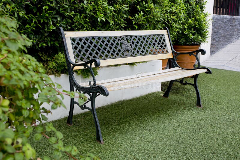 Weiße Klassische Bank Im Garten Stockfoto Bild von dekor