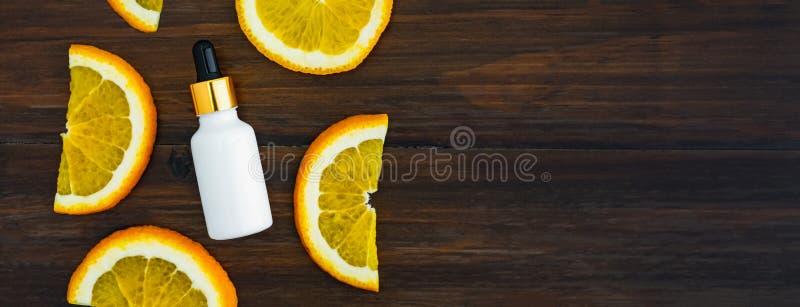 Wei?e Vitamin- Cflasche und -?l gemacht vom orange Fruchtauszug, Modell der Sch?nheitsproduktmarke Draufsicht ?ber den h?lzernen lizenzfreies stockbild Wei?e Vitamin- Cflasche und -?l gemacht vom orange Fruchtauszug, Modell der Sch?nheitsproduktmarke Draufsicht ?ber den h?lzernen lizenzfreies stockbild